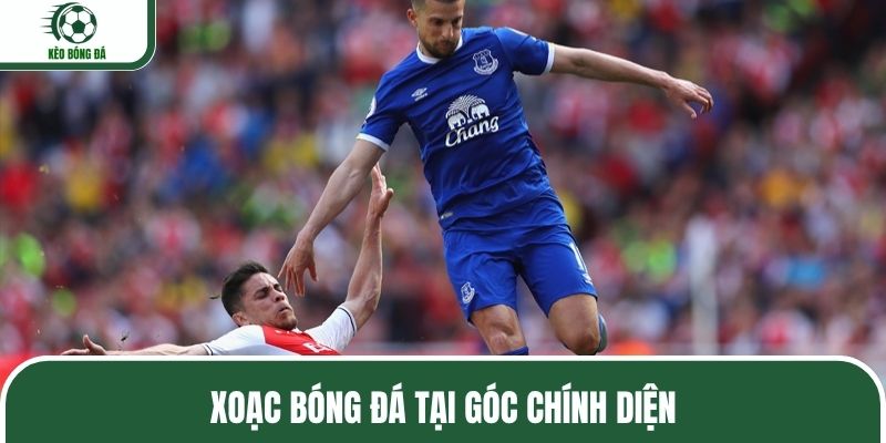 Xoạc bóng đá tại góc chính diện